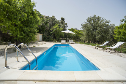 Petite piscine avec terrasse