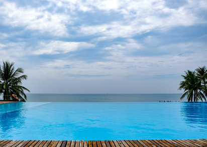 Piscine à débordement