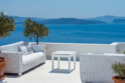 Terrasse aménagée face à la mer