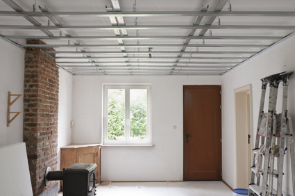 Installation de faux plafond en métal