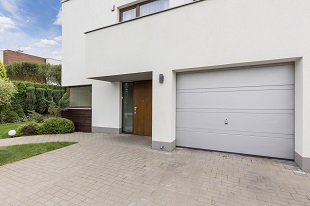 Maison avec porte de garage