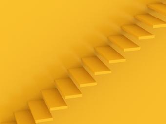 Escalier peint en jaune