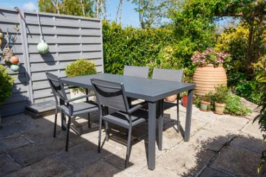 Terrasse avec paroi et salon de jardin