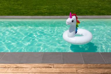 Piscine avec bouée licorne