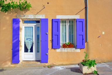 Porte-fenêtre dans une maison provençale