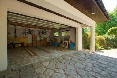 Garage avec carrelage